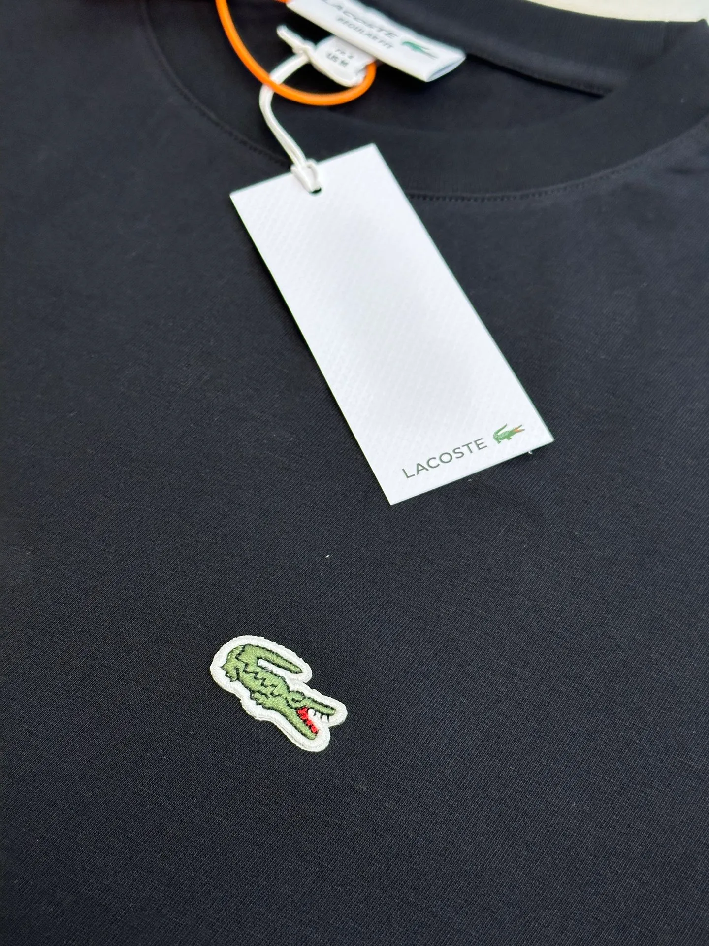 Lacoste Crocodile Logo Short Sleeve Made from custom combed smooth plain cotton fabric, the iconic crocodile is vividly displayed in the heart. The vivid logo contrasts with the calm background, quietly highlighting the French style. With a solid color as the base and the logo as the print, it fully displays the texture and brand heritage in a low-key manner. Using stamping technology, independent embroidered stamps are made through computer embroidery, and then positioned and sewn onto the clothing. It has a strong three-dimensional effect, is strong and washable, and has stable quality. size：s m l xl
